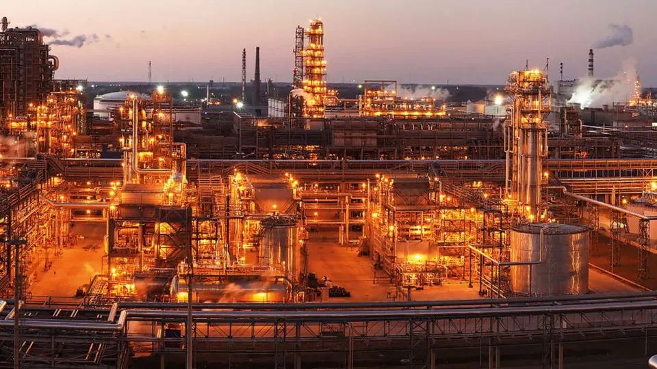 В новом пакете санкций Евросоюз включил нефтеперерабатывающие заводы Беларуси. На фоне этого и истощения российского парка НПЗ Москва наращивает закупки топлива у Минска, однако возможности белорусских заводов ограничены.