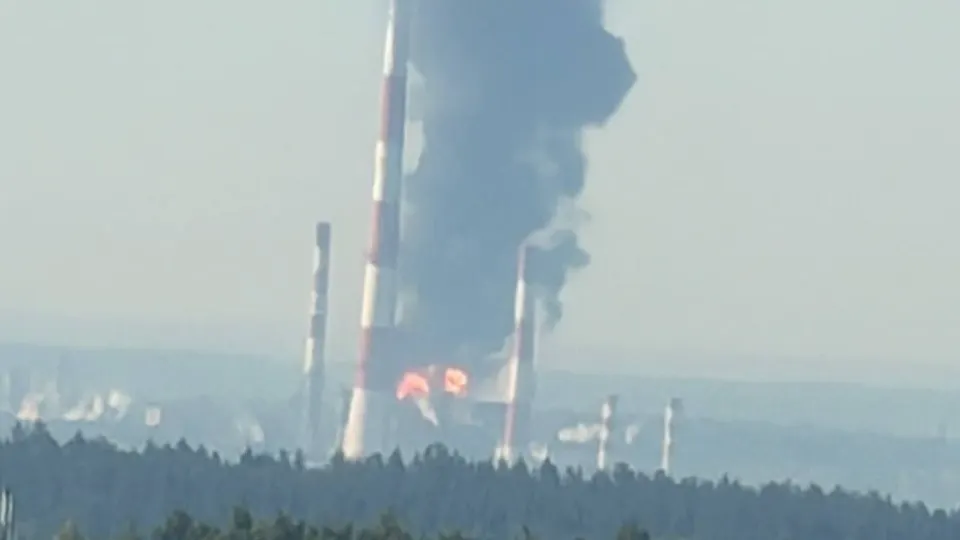 Ночью 2 июля около 30 беспилотников нанесли удар по Нижегородской области. Падение обломков вызвало повреждения нефтеперерабатывающего завода в Кстово и жилых домов, один человек погиб, есть пострадавшие. Инциденты влияют на поставки топлива и уже привели к ограничению продаж в ряде регионов.
