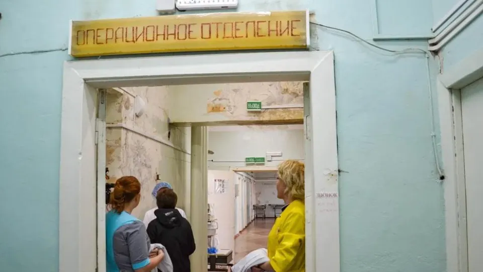 Из‑за роста дефицитов и падения налоговых поступлений субъекты РФ урезают расходы на поликлиники и больницы; в первом квартале финансирование сократилось более чем на 6% год к году, а прогнозы экспертов предвещают рост дефицитов к концу года.