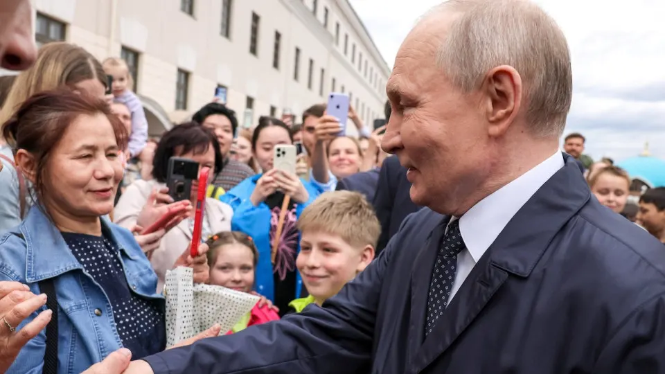 56% респондентов отмечают падение уровня жизни. 60% считают, что экономика ухудшается. Доверие к армии, правительству и СМИ резко сократилось на фоне войны, роста цен и сокращения экономики.