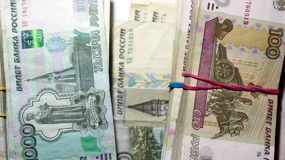 В первой половине июля объём наличных в обращении вырос около на 513 млрд рублей. Банки наращивают заимствования у Центробанка, а рост проблемных кредитов повышает риски для стабильности финансовой системы.