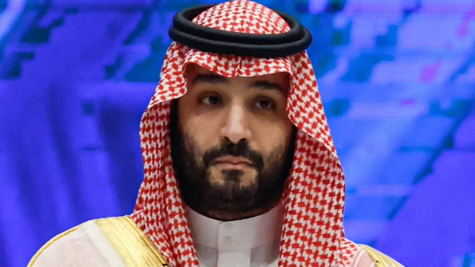 Королевство снизило официальную цену на сорт Arab Light на $11 за баррель — крупнейшее сокращение за примерно 26 лет. Решение, связанное с наращиванием поставок через Ормузский пролив, усиливает давление на мировые котировки и российский нефтяной экспорт.