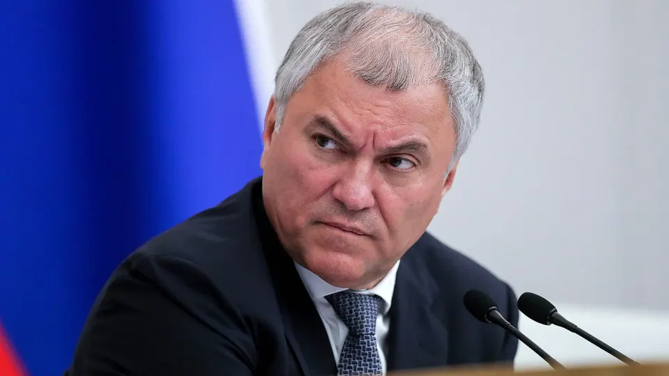 Председатель Госдумы заявил, что оклады парламентариев отстают от их положения в системе власти. Чтобы компенсировать разрыв, было принято решение досрочно выплатить премии на общую сумму 2 млрд рублей; бюджет на содержание Госдумы в 2026 году — 17,6 млрд рублей.