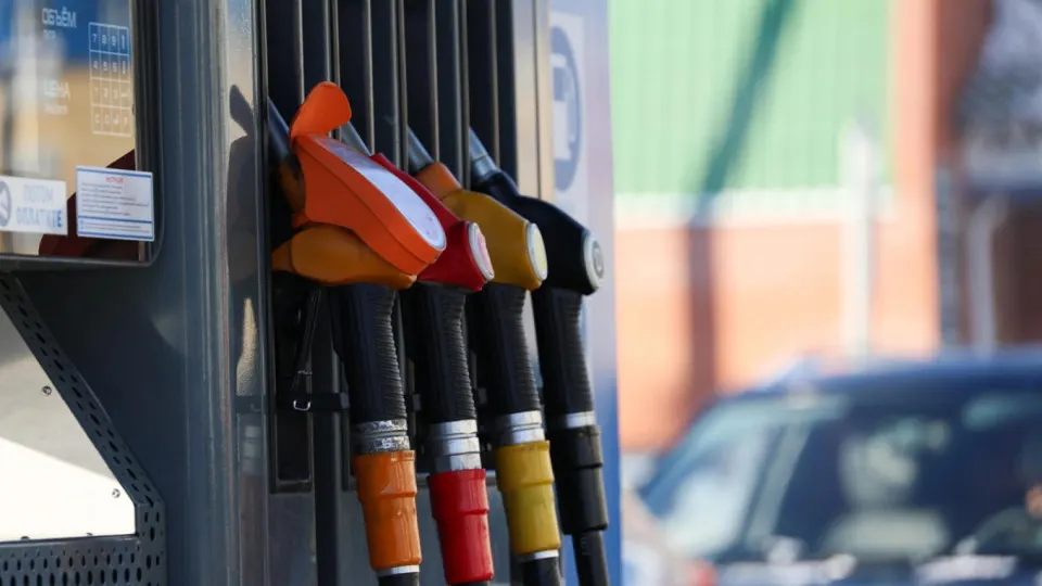 На одной из автозаправок Ялты бензин продают по 350 рублей за литр; по всему полуострову действуют лимиты на отпуск топлива, а дефицит и рост цен связывают с повреждениями НПЗ и снижением производства.