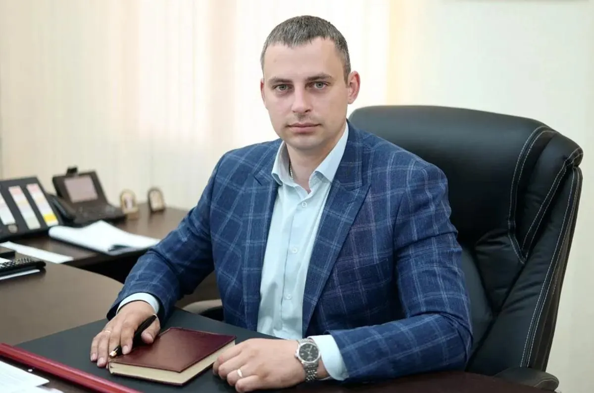 Судебный процесс над преемником экс‑чиновника выявил отсутствие информации о местонахождении обвиняемого; параллельно в регионе продолжаются аресты близких сотрудников.
