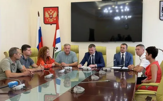 Региональная власть и независимые сети договорились о предельной торговой наценке на топливо, а также мерах по стабилизации розничных цен.