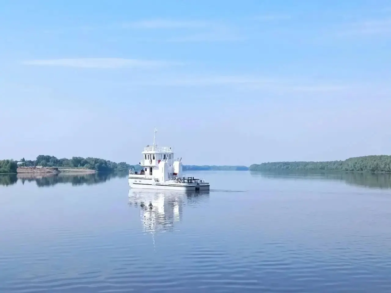 На омском предприятии спущены на воду ледовые буксир-толкач и пассажирский паром, предназначенные для организации переправы через Иртыш по маршруту Тобольск — Бекерево.