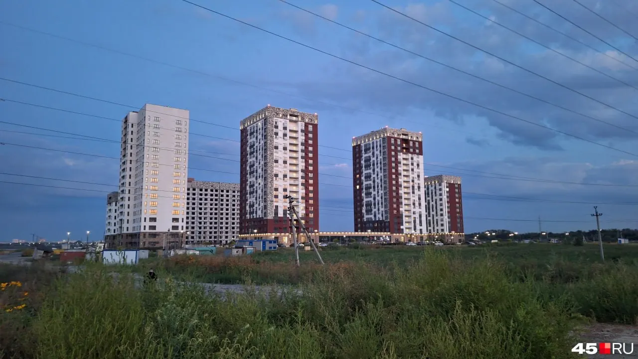 Новый владелец возглавил проект ЖК в Заозерном после финансовых трудностей; сейчас достроены две из четырех секций, оставшиеся две требуют завершения.