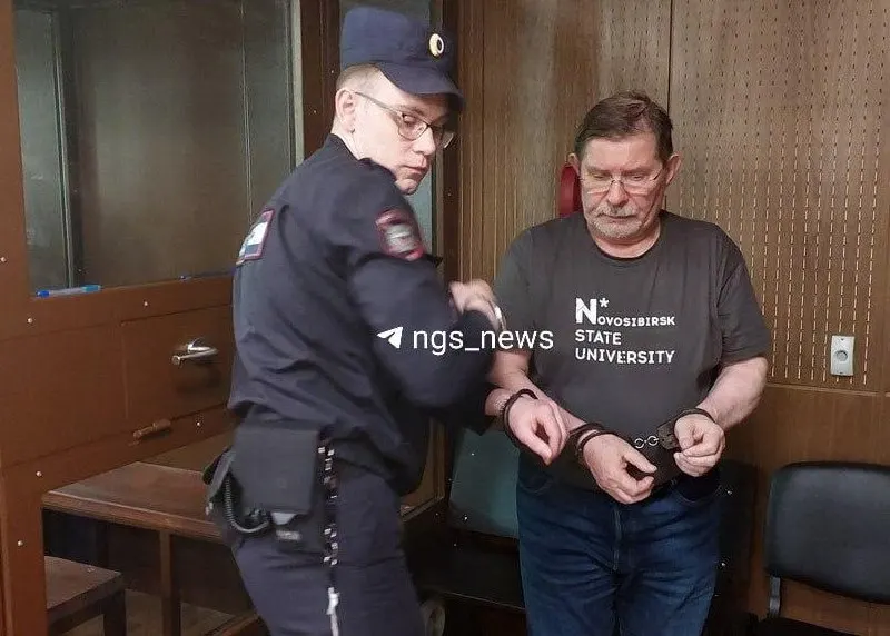 Бывший директор клиники признал вину в получении взяток на сумму около 30 миллионов рублей за содействие в заключении контрактов на поставку медицинского оборудования.
