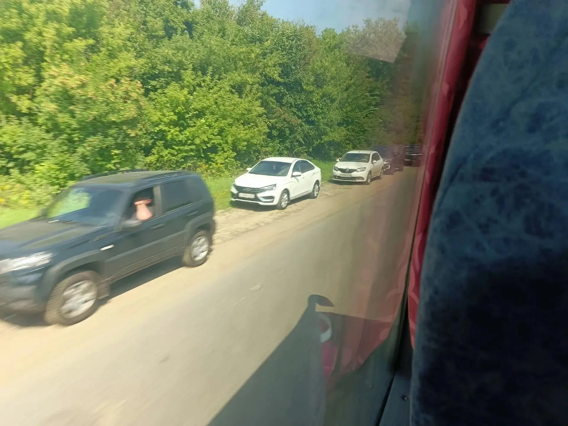 Автовладельцы снова сталкиваются с дефицитом топлива и ростом цен на АЗС.
