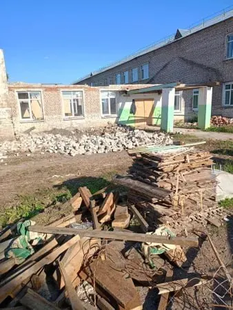 После длительных судебных разбирательств администрация добилась возврата аванса за ремонт и взыскания неустойки; школа Какможской открылась в январе 2026 года.