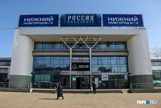 Площадь участка 1,7 га отведена под застройку: планируется снос кинотеатра, строительство 25‑этажного дома и ледовой арены; завершение проекта запланировано на 30 мая 2031 года; общественные обсуждения начинаются.