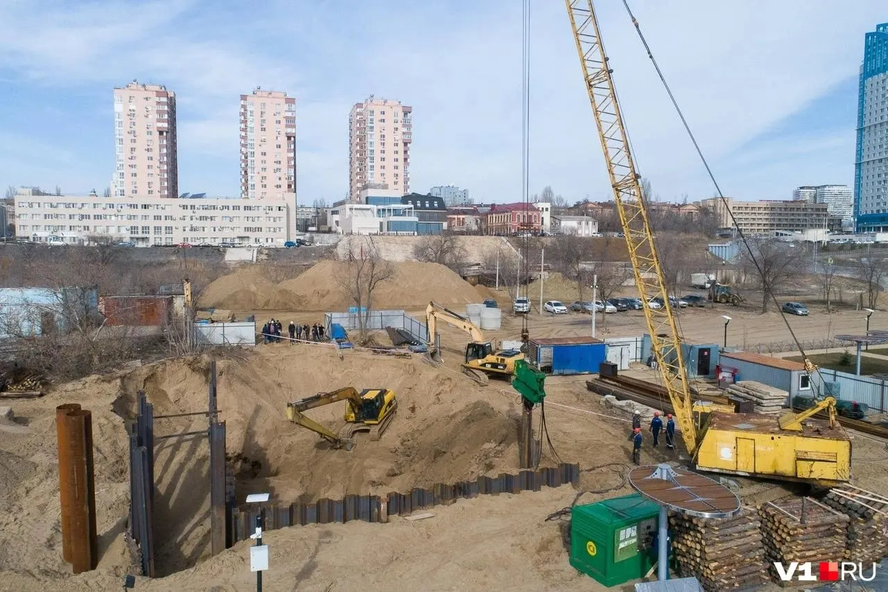 По версии следствия, руководитель компании причастен к хищению свыше 97 млн рублей в рамках проекта ливнево-очистительных сооружений; расследование проводит прокуратура. В рамках дела арестованы имущество и активы на сумму свыше 43,6 млн рублей.