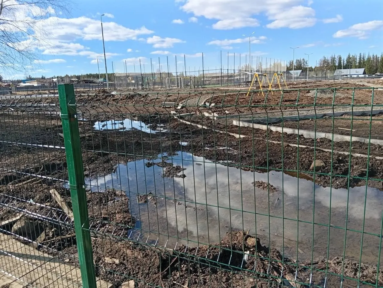 Проверка выявила невыполненные работы, несоответствия по покрытию и спорные моменты с вывозом отходов, что привело к значительным потерям бюджета и возбуждению уголовного дела.