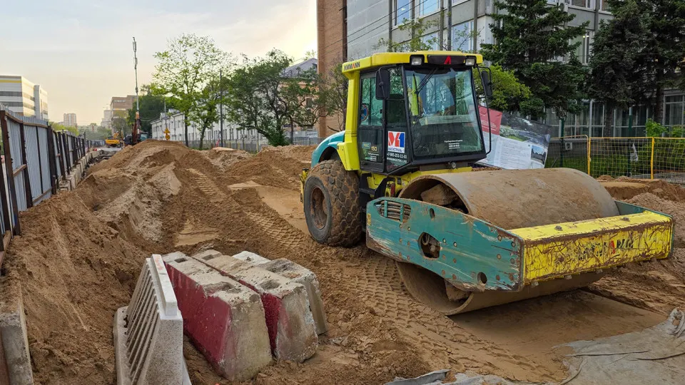 В первой половине 2026 года продажи дорожной техники в России снизились примерно на треть; рынок сохраняет высокий запас на складах и давление из-за дорогих кредитов.