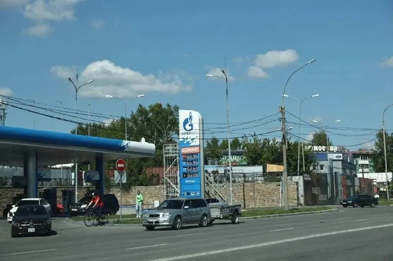 На ряде станций продолжается нехватка топлива: табло может показывать запас, но бензин отсутствует на самой заправке; ситуация фиксируется на нескольких адресах.