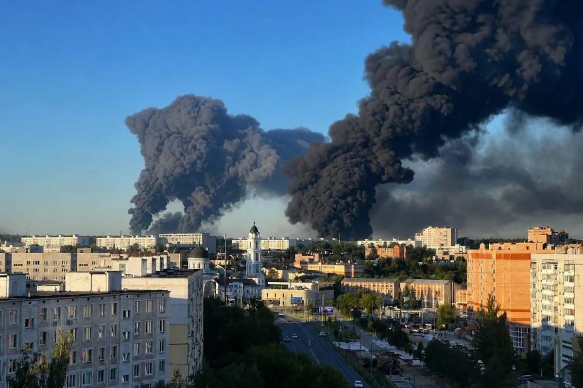 Атаки на склады и связь бизнеса с государством поднимают вопросы о устойчивости российского онлайн‑ритейла в условиях конфликта.