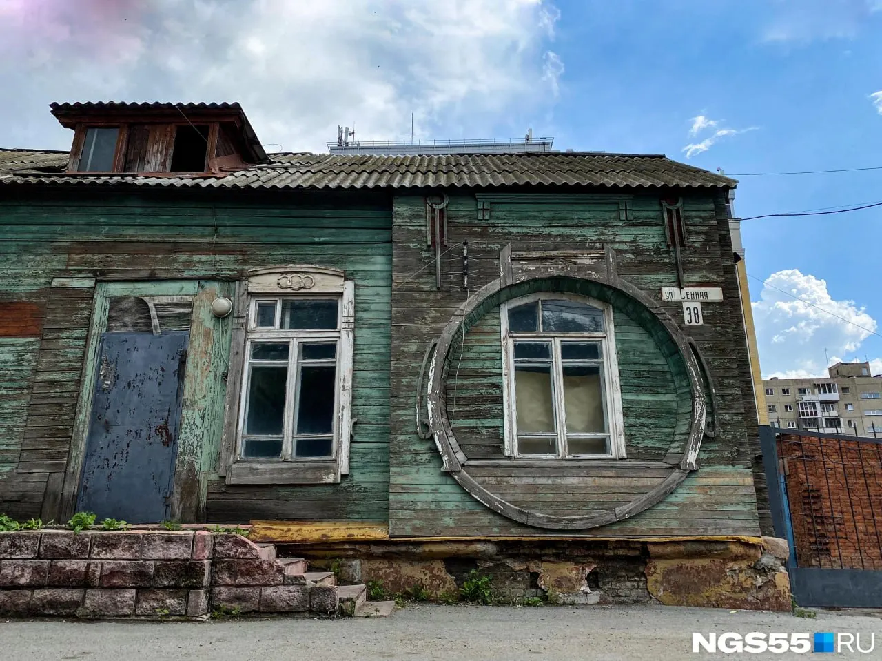 Историческое здание в центре Омска продаётся за 6 млн ₽; первоначальная цена составляла 15 млн ₽. Заявки принимаются до 28 сентября, торги запланированы на 2 октября.