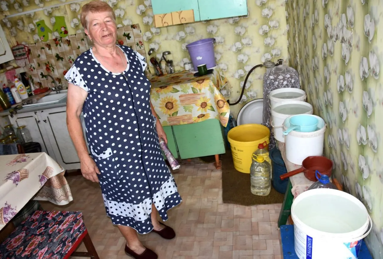Из-за поломки мотора водонапорной башни в селе Верхненикольское водоснабжение отсутствует уже больше месяца. Жители пытаются найти средства на ремонт.