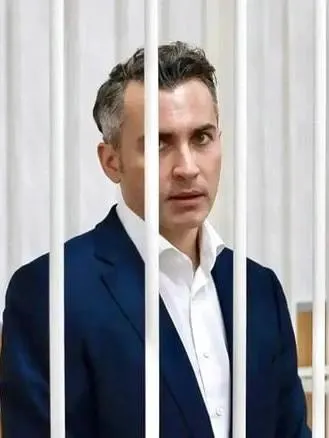 Суд Забайкальского края продлил арест Константина Люльчева и его заместителя по делу о хищении и отмывании средств на сумму примерно 4,5 млрд рублей; расследование продолжается.