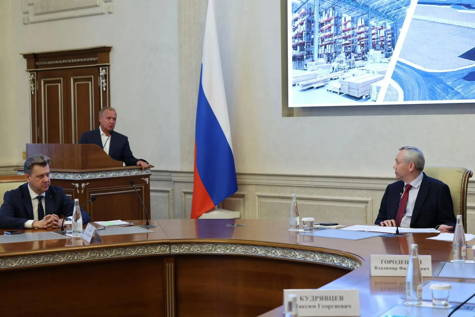 Проект получил поддержку регионального правительства на инвестсовете во время Технопрома-2026; планируется вложить 8 млрд рублей и создать 300 рабочих мест. Инвестор — компания Eltex.