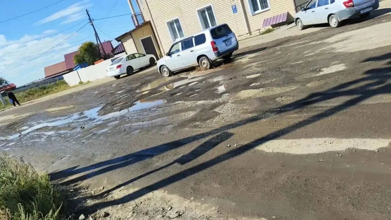 Жители фиксируют ямы на дорогах и заросшие обочины; власти обещают начать ремонт до наступления холодов.