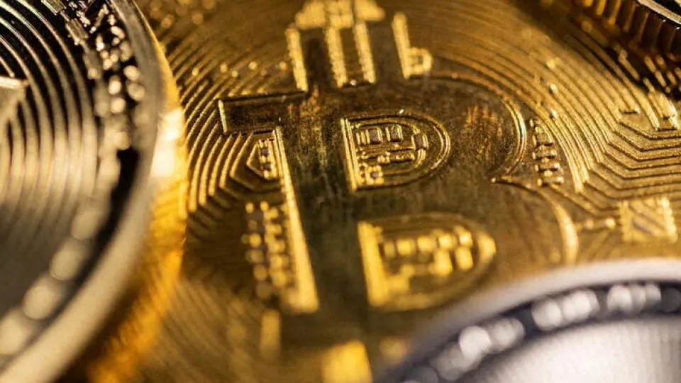 ЕС принял новый пакет санкций против России, включая криптосервисы; Binance ограничивает транзакции с рядом крипто-платформ и адаптируется к регуляторным требованиям.