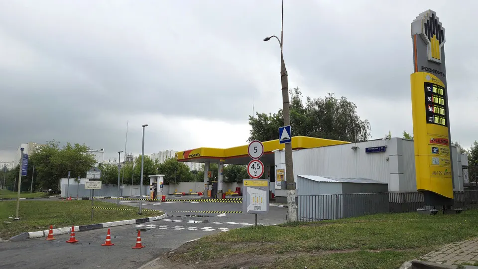 Из-за кризиса на рынке топлива зафиксировано существенное сокращение числа заправок и рост дефицита, что сопровождается ростом цен на топливо; переработка нефти снижена до минимальных уровней за годы.