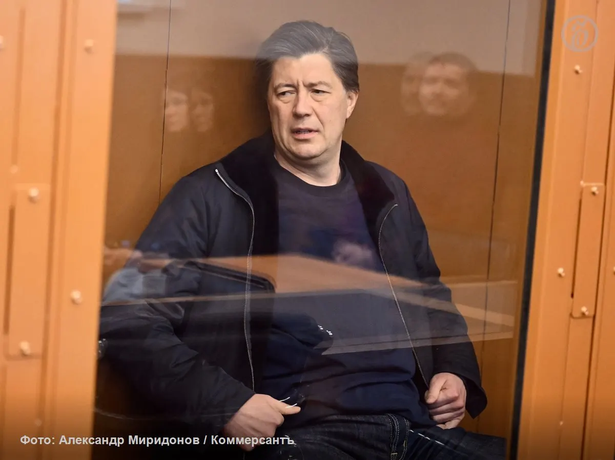 Прокуратура не утвердила обвинение по новому делу и направила материалы на дорасследование; расследование по делу о хищении в банковской группе продолжается.