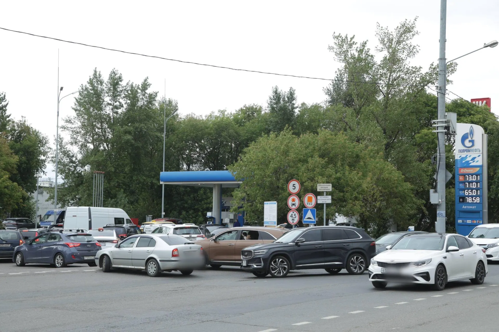 Эксперты объясняют причины очередей на заправках и влияние на цены.