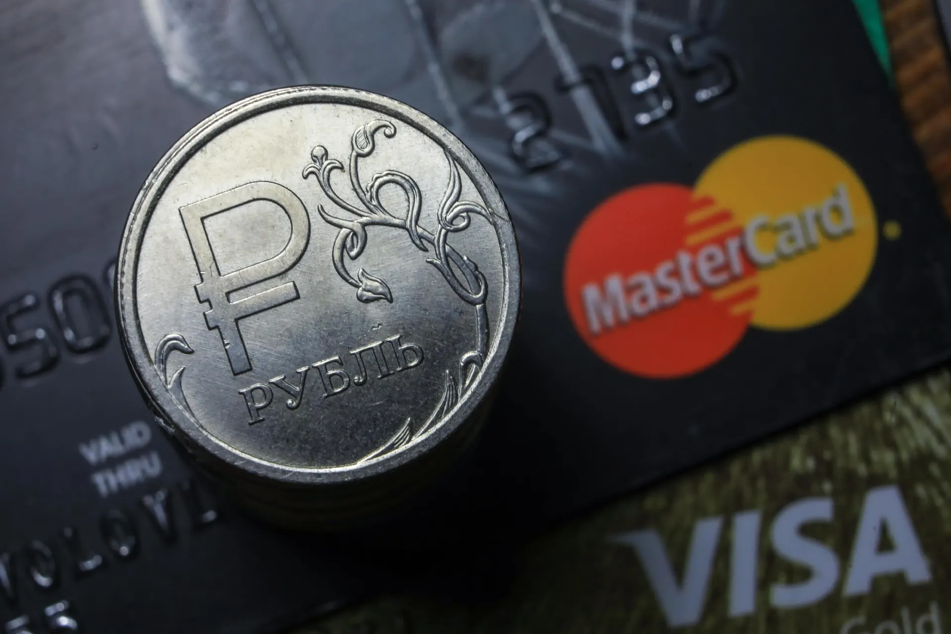 Пользователи сообщают о сбоях при оплате картами Visa и Mastercard и через СБП.