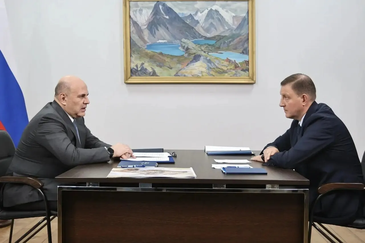 Во время рабочей поездки премьер-министр обсудил реализацию программы развития региона: создание рабочих мест, привлечение инвестиций и поддержку малого бизнеса.