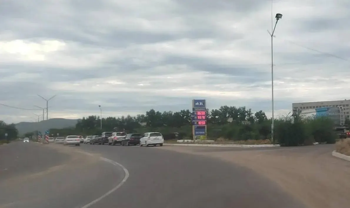 В регионе вводят лимиты на отпуск топлива; растет ажиотаж и очереди на АЗС, власти обсуждают меры по увеличению поставок.