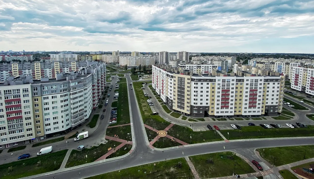 В июле квадратный метр подорожал на 1,6%, а стоимость квартиры — на 1,3% до 8,96 млн рублей; по России рынок жилья растет, особенно в Сочи, Махачкале и Санкт-Петербурге.
