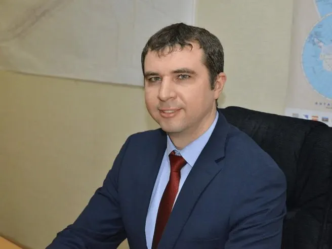 Прокуратура подала иск об завышении смет на ремонт дорог; по делу вынесен приговор: виновна халатность, связанная с переплатой и незаконным завышением стоимости материалов.