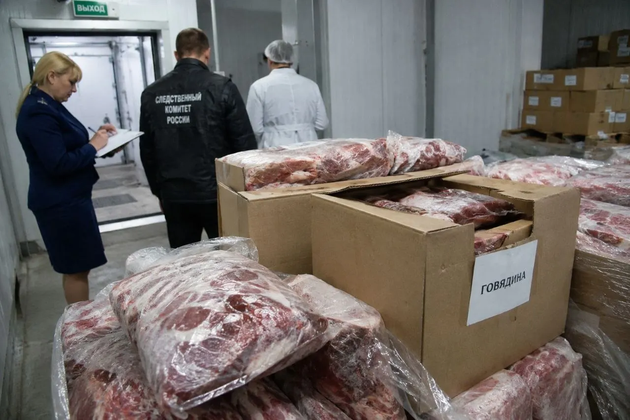 Следственные органы выдвинули обвинение четырём сотрудникам компаний за поставку замороженной говядины в образовательные и медицинские учреждения региона, где мясо не соответствовало нормам качества. Контракты на сумму свыше 23 млн рублей оплачены, имущество арестовано на около 26 млн рублей; дело направлено в Центральный районный суд Барнаула.