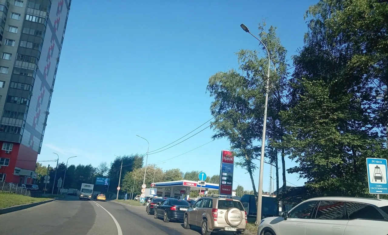 Цены на АИ-95 поднялись до около 139 рублей за литр, на заправках сохраняются очереди и ограничения, власти обещают рост поставок топлива.