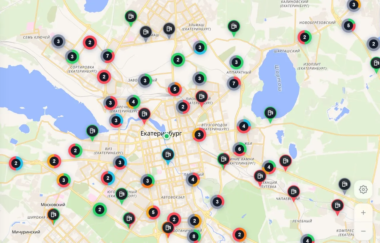 На заправках Екатеринбурга снова наблюдается дефицит бензина; очереди растут, вводят ограничения на отпуск топлива, региональные данные указывают на логистические проблемы.