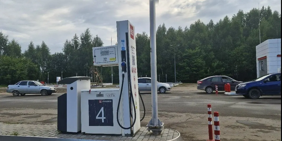 Поставки бензина в регионе регулируются после ограничений, связанных с угрозами ракетной опасности и сбоев в логистических цепях; график поставок корректируется.
