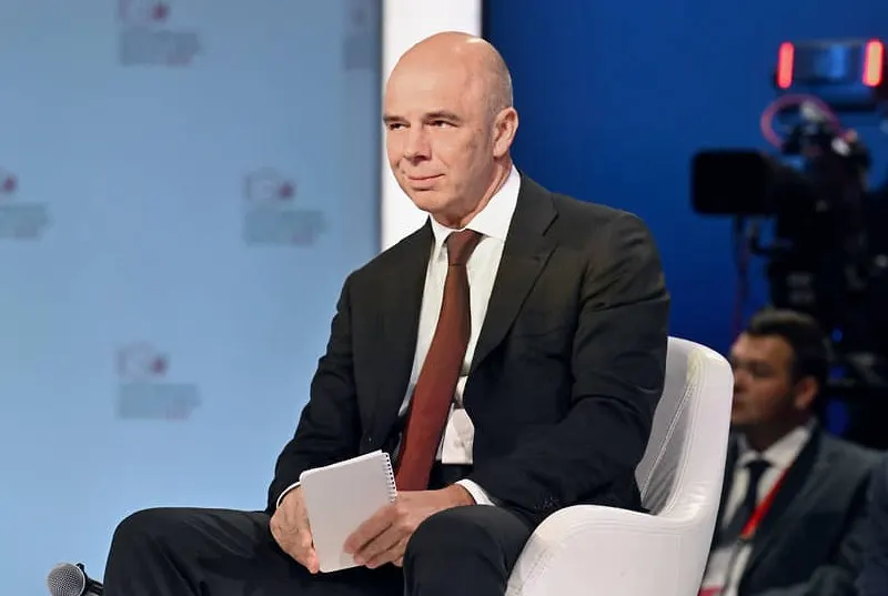 Министр финансов заверил, что бюджет полностью обеспечен ресурсами и обязательства будут исполнены; дефицит на начало 2026 года достиг около 6,46 трлн рублей (примерно 2,8% ВВП).