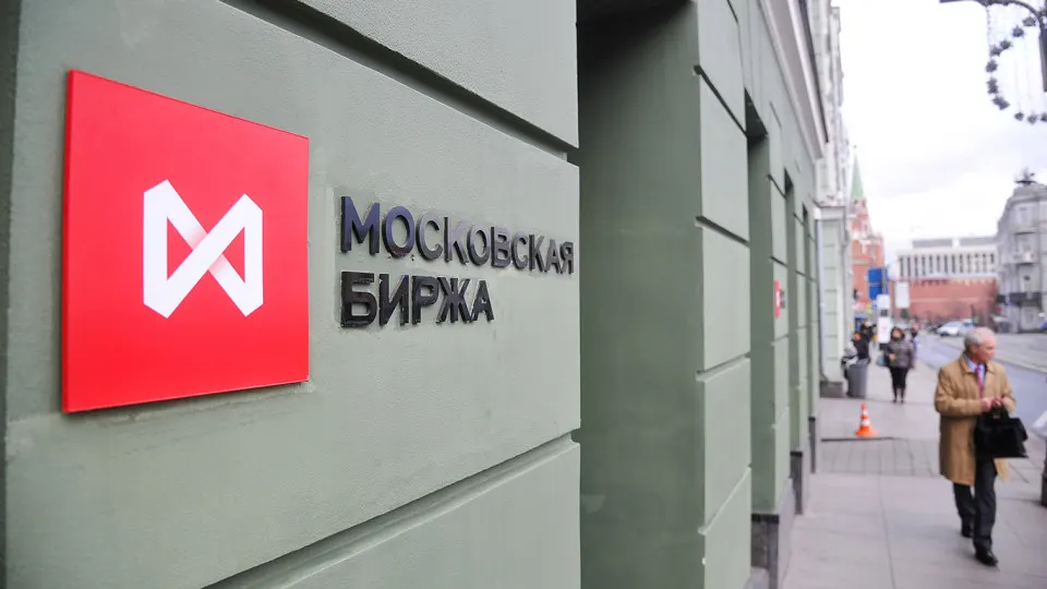 Во втором квартале приток средств на брокерские счета достиг 1,1 трлн руб., однако совокупная стоимость портфелей снизилась на фоне падения рынков.