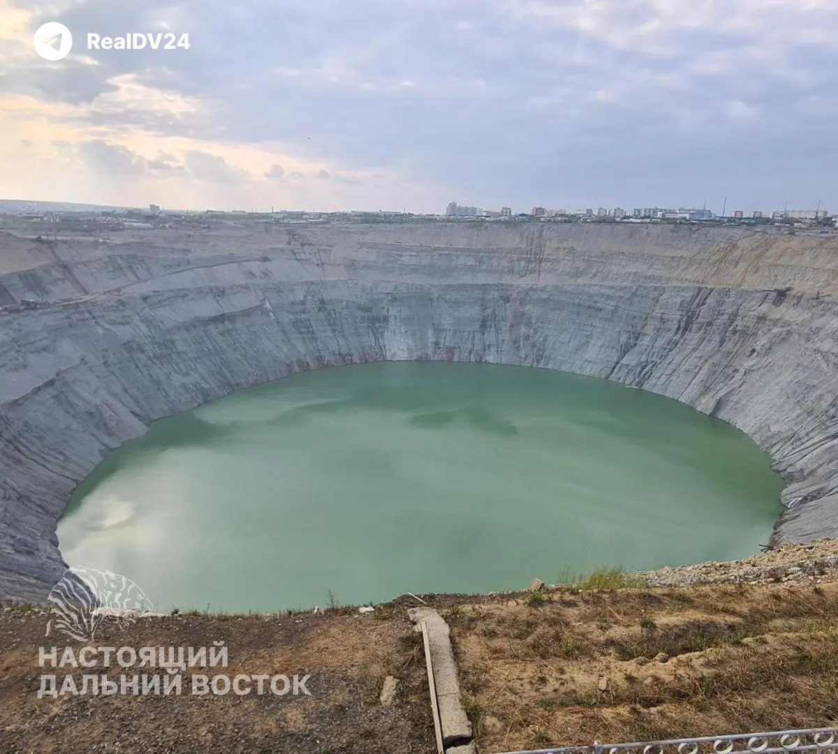 Проект Мир-Глубокий предусматривает вложения в 126 млрд рублей; рудник Мир затоплен после аварии 2017 года, погибли восемь человек; планируется начало добычи алмазов в 2032 году.