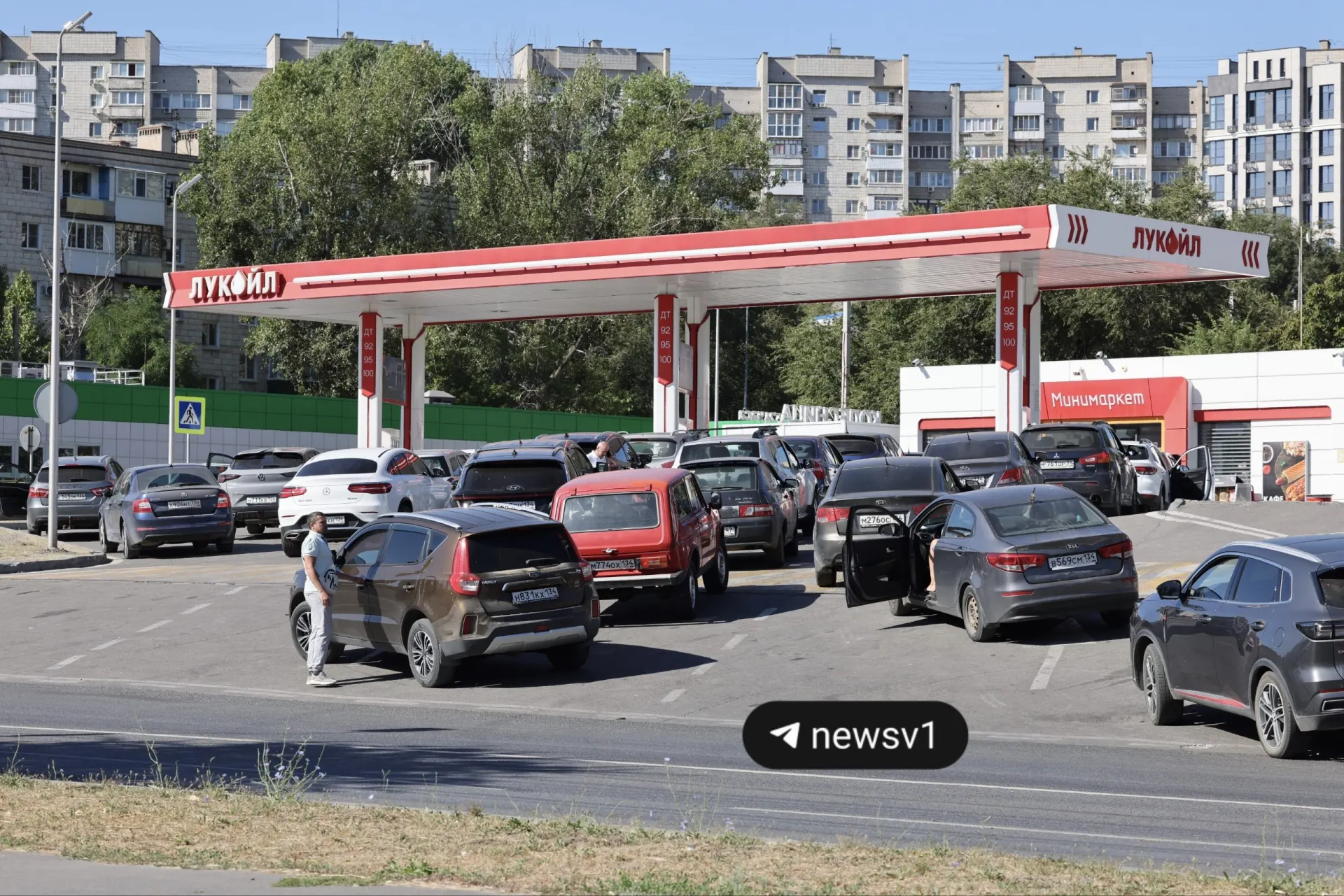 В центре Волгограда сотни автомобилей выстроились к заправкам из-за нехватки топлива.