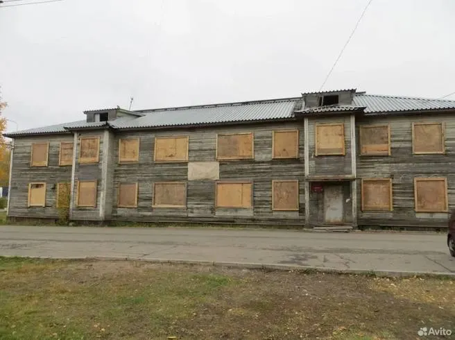 Стартовая цена — 3,49 млн ₽; аукцион состоится 17 августа. Здание площадью около 591,4 кв.м находится по адресу Ленинградский проспект, 81 и построено в 1936 году; объект требует капитального ремонта.