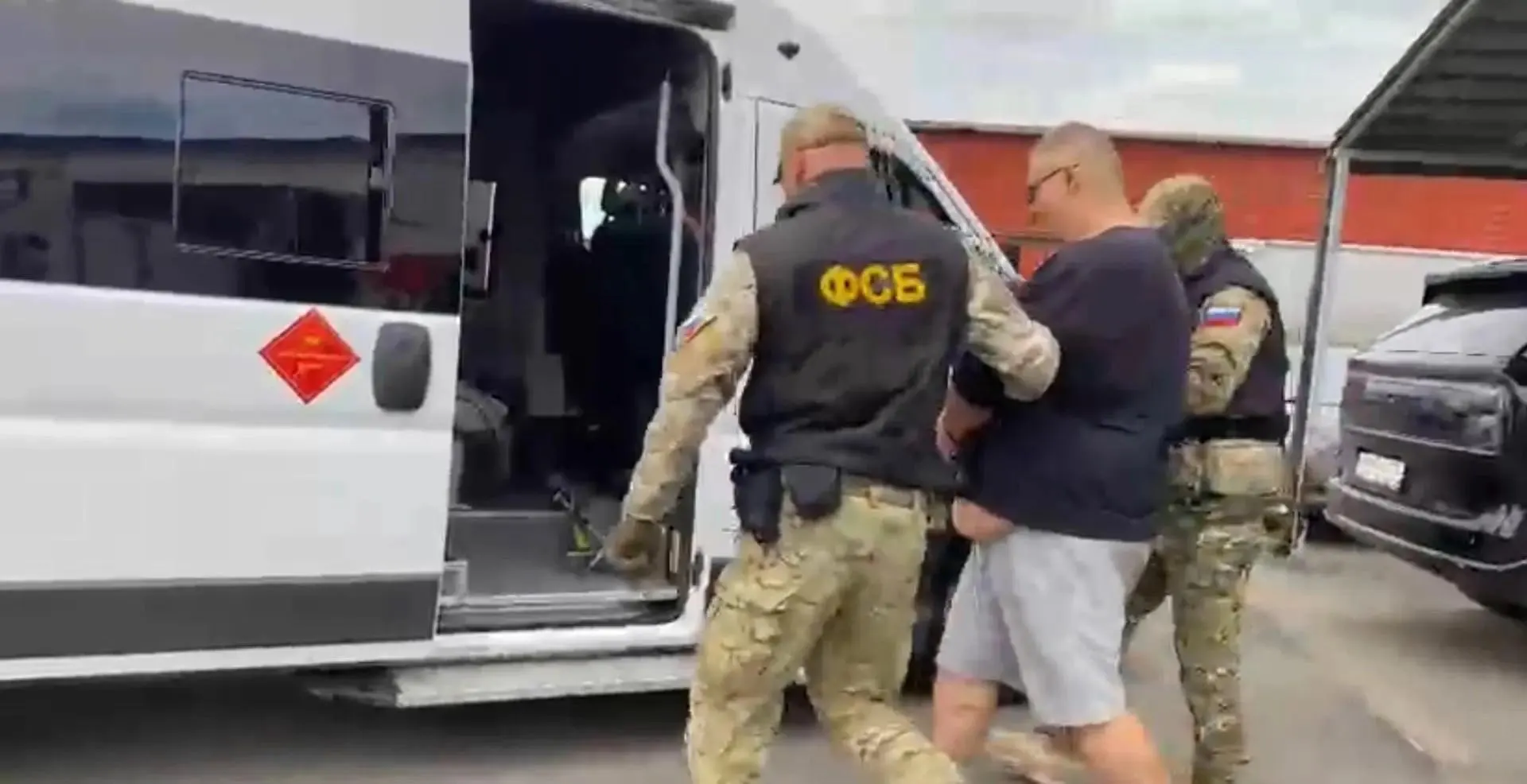 Подозревают в фиктивных субподрядных договорах и завышении стоимости продуктов для школьного питания на сумму около 30 млн рублей.