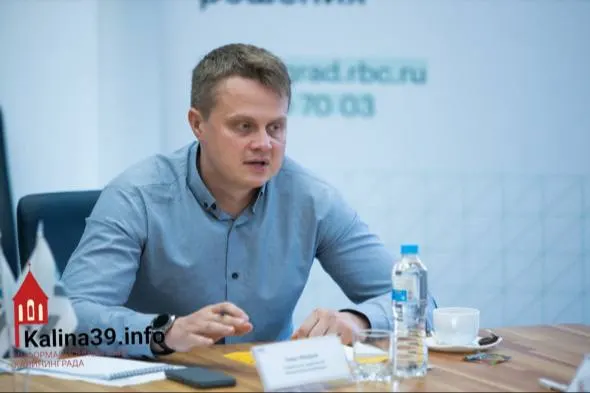 Действующий депутат горсовета Калининградской области Павел Макаров задекларировал доход 1,13 млрд рублей за 2025 год. Источники дохода — десятки компаний и банковские вклады.