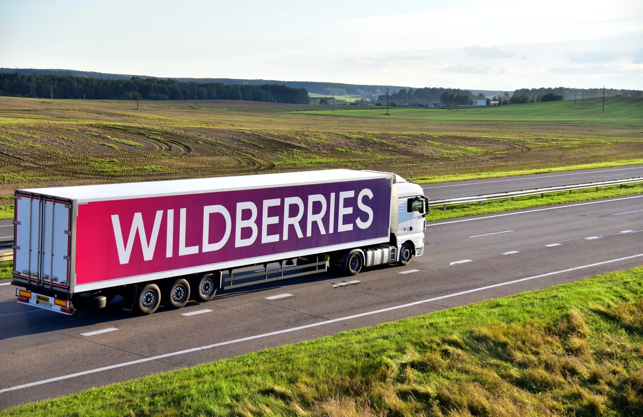 После атак на склады Wildberries карточки продавцов стали появляться на AliExpress с теми же фотографиями и описаниями. Компания заявляет, что это временное тестовое размещение, карточки можно удалить по запросу продавца.