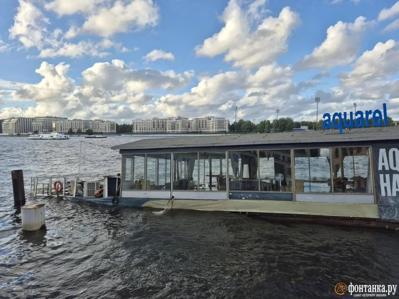 Плавучий ресторан Aquarell Hall частично ушёл под воду возле набережной. Владелец утверждает, что не владеет объектом, ситуация осложняется долгами и сменой владельца.