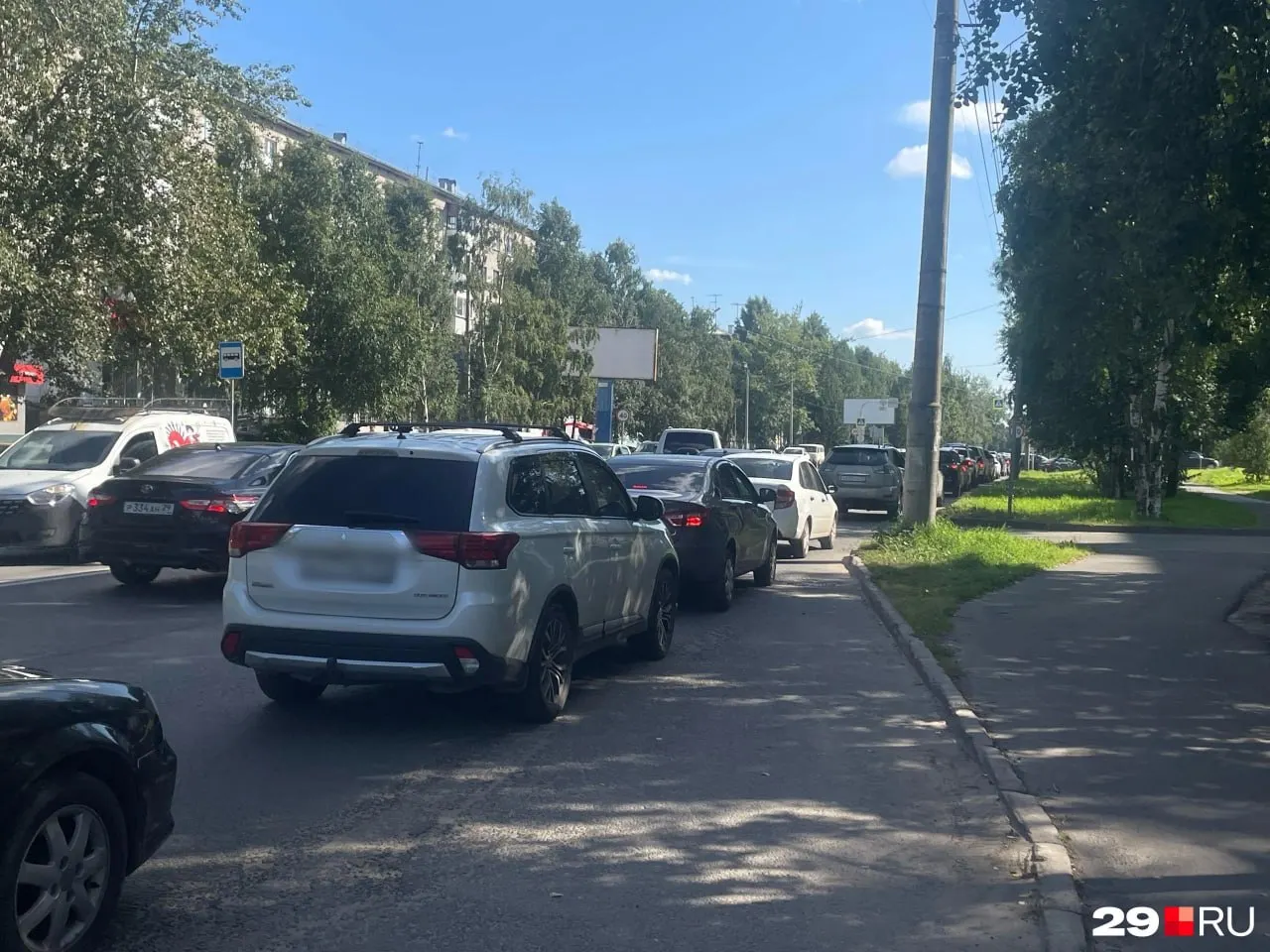 В Архангельске образовались длинные очереди на заправках: водители ждут пополнения топлива и обсуждают ситуацию с близкими.