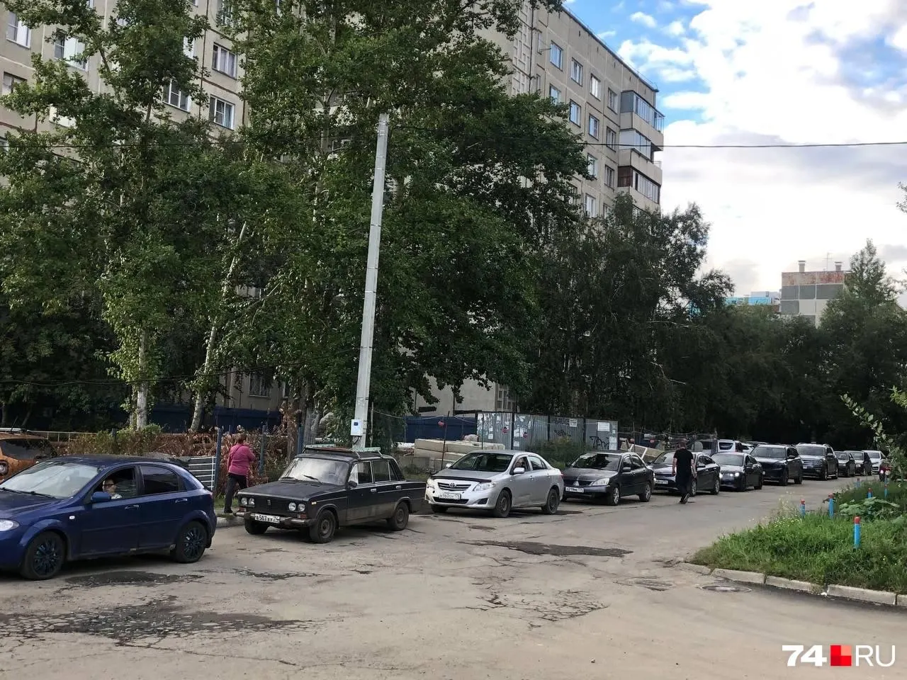 По районам города фиксируются длинные очереди на заправках и заметные различия в ценах на бензин, что влияет на повседневную езду горожан.